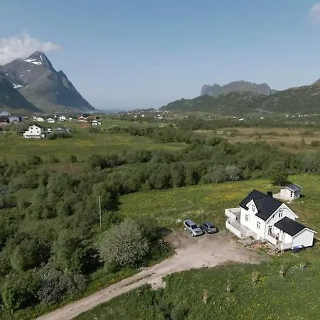 Holdal, Midt I Lofoten