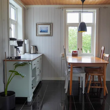 Holdal, Midt I Lofoten