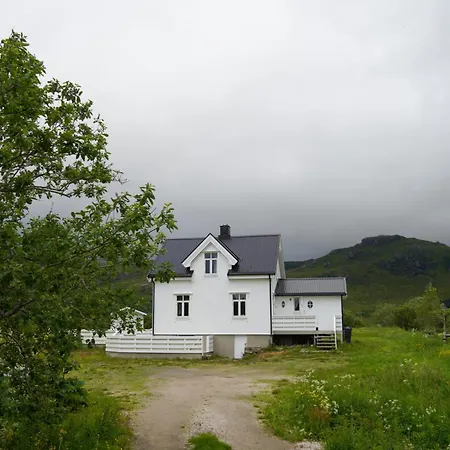 Holdal, Midt I Lofoten *